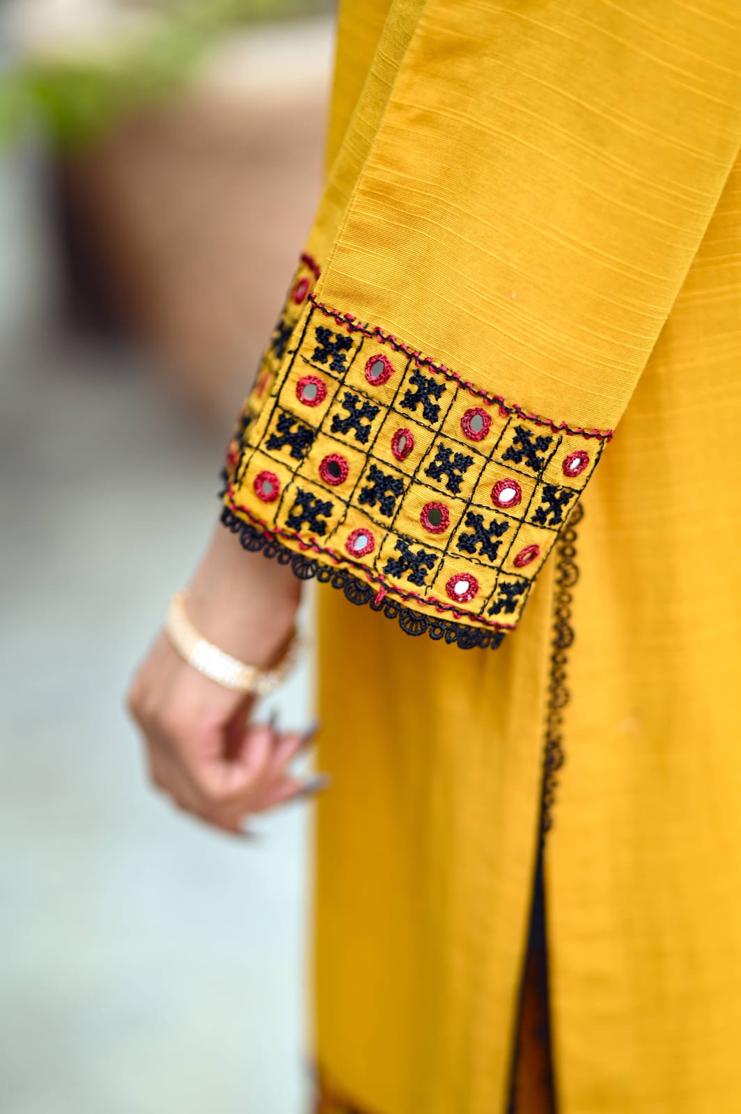 Mirror Khaddar Luxe – Handmade 2-Piece Suit