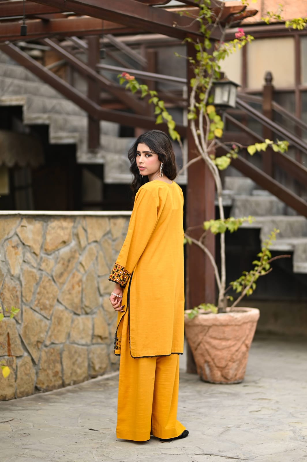 Mirror Khaddar Luxe – Handmade 2-Piece Suit