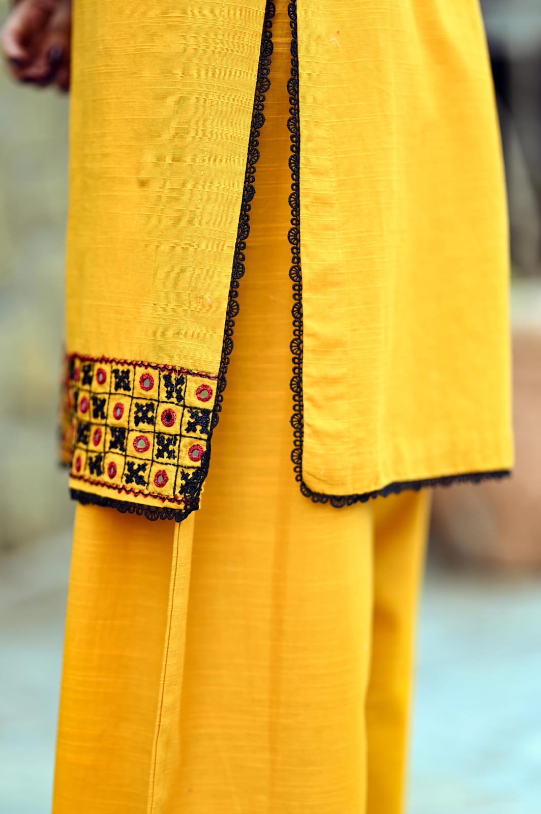 Mirror Khaddar Luxe – Handmade 2-Piece Suit