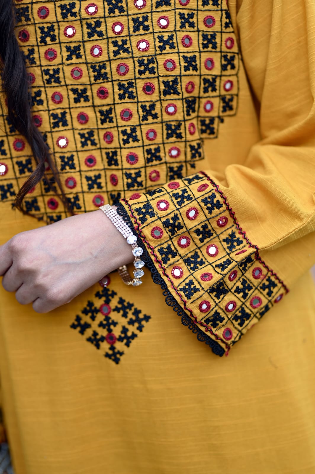 Mirror Khaddar Luxe – Handmade 2-Piece Suit